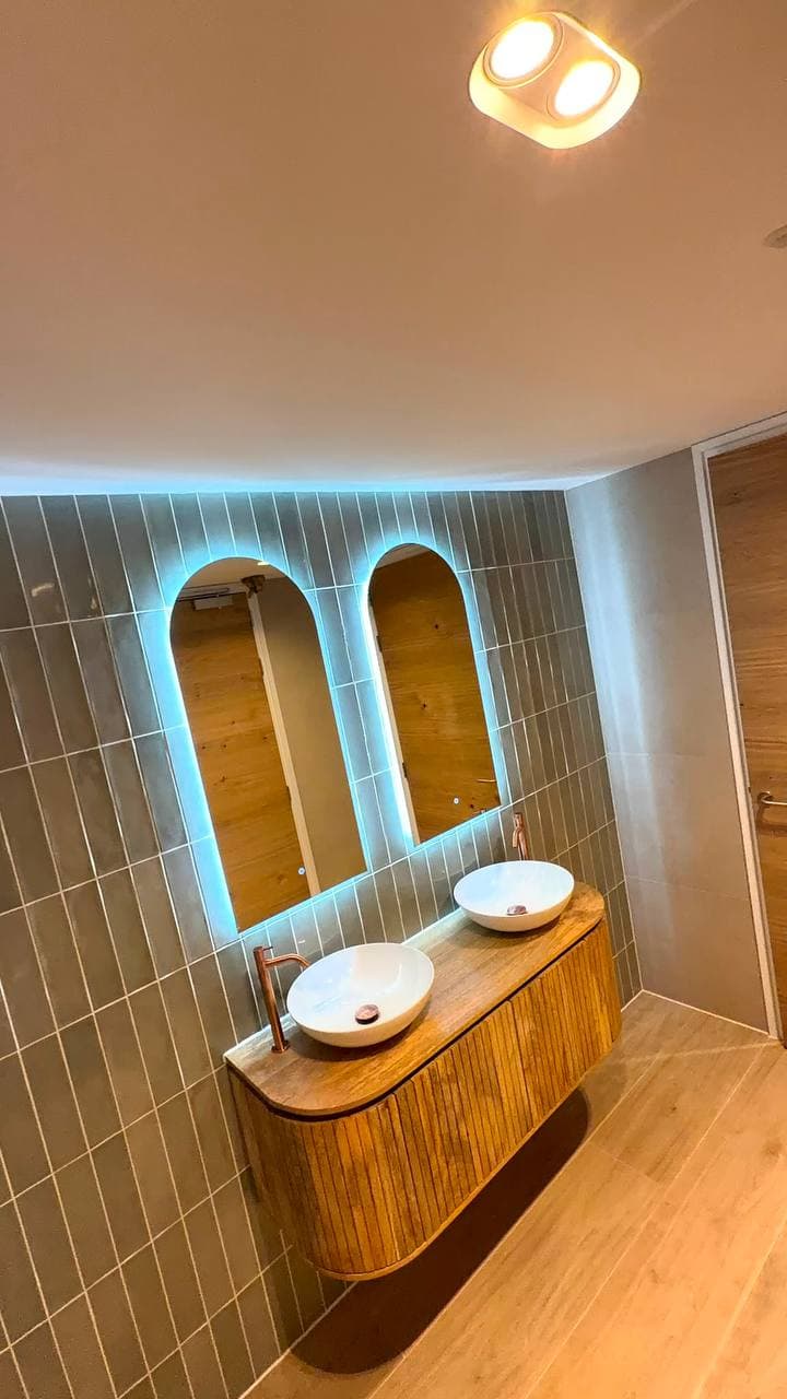 Badkamermeubel met dubbele waskom en verlichte boogspiegels met LED-verlichting